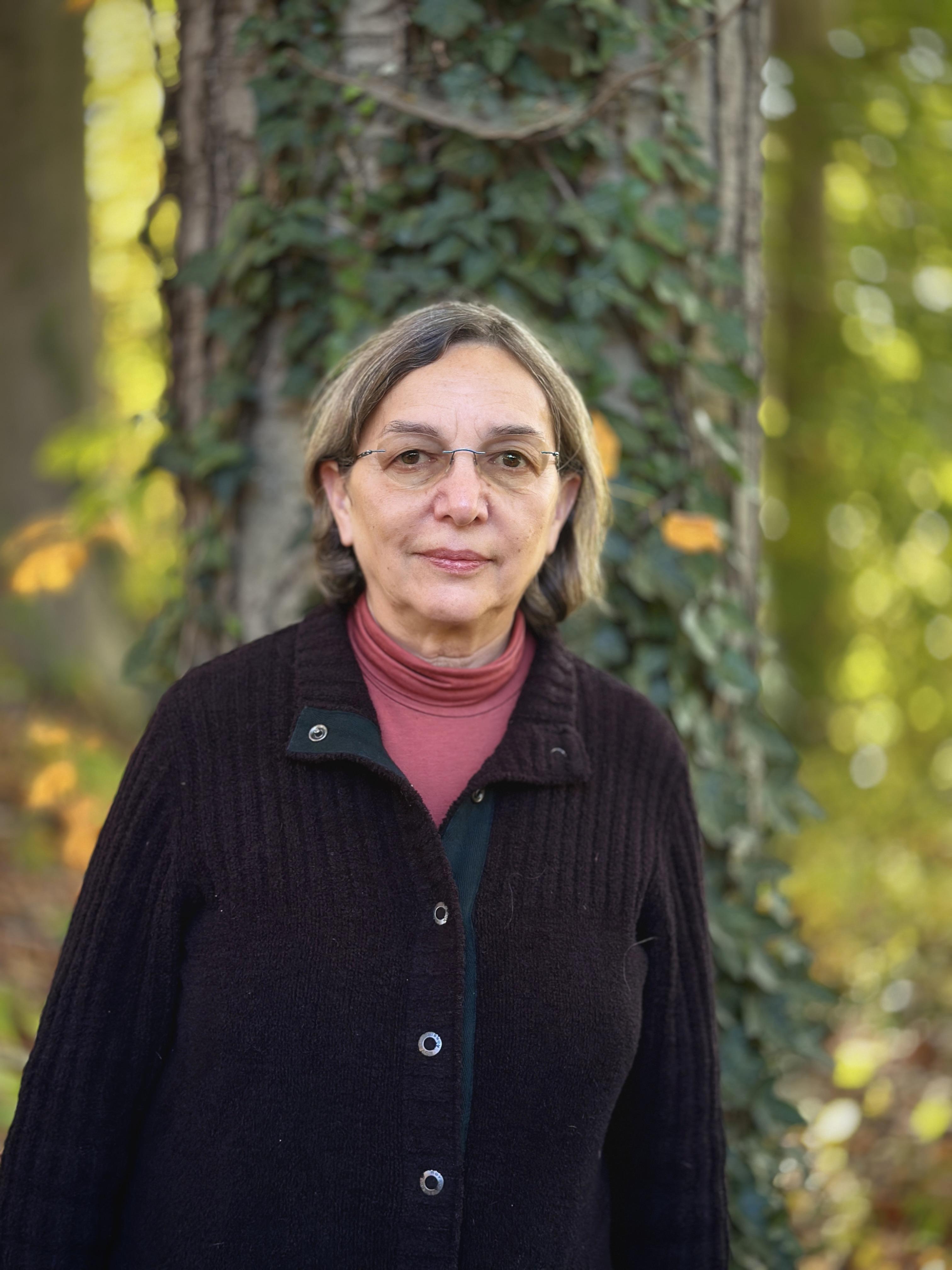 Dr. Katalin Szlavecz standing in front of tree